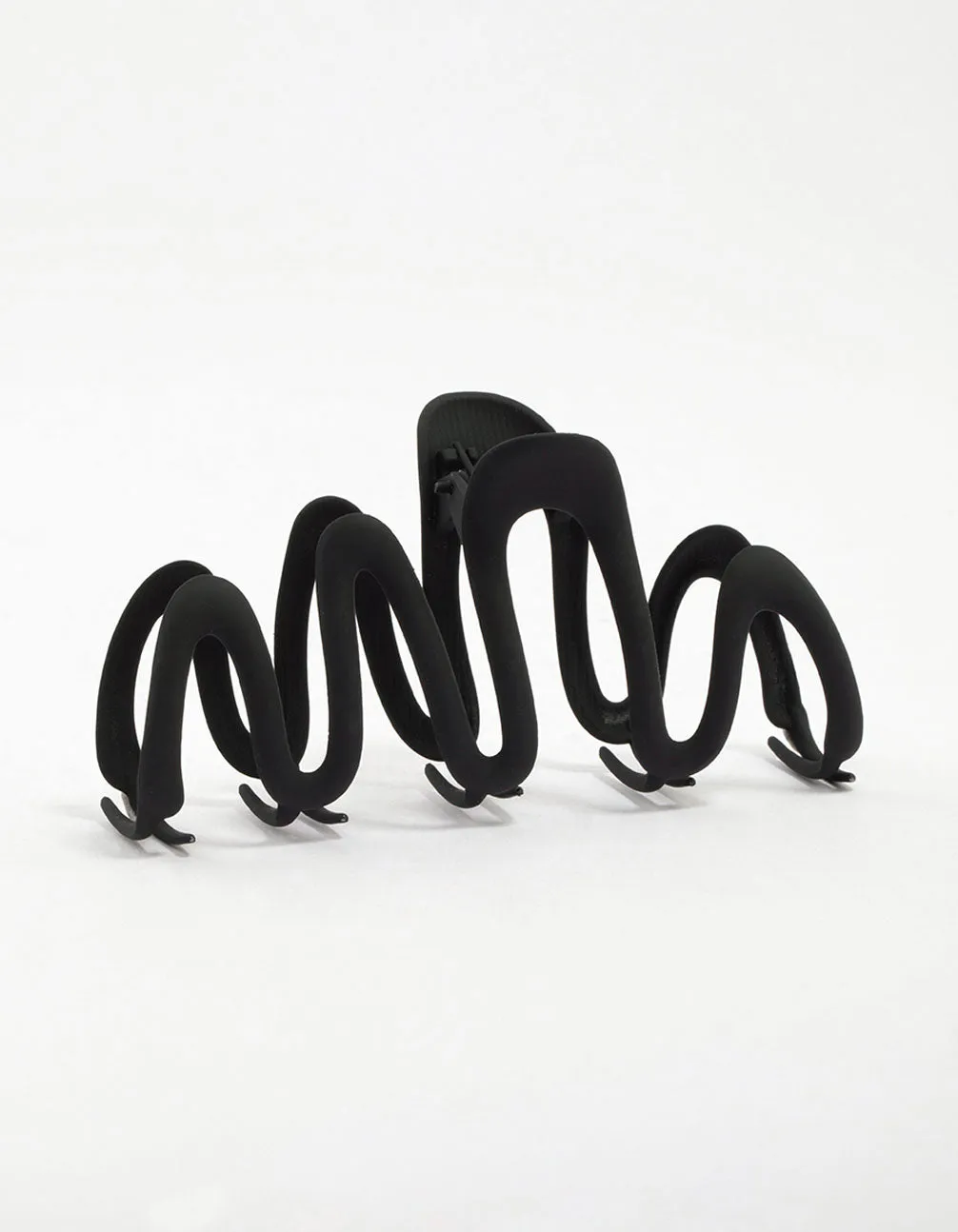 Black Bold Wavy Hair Claw Clip