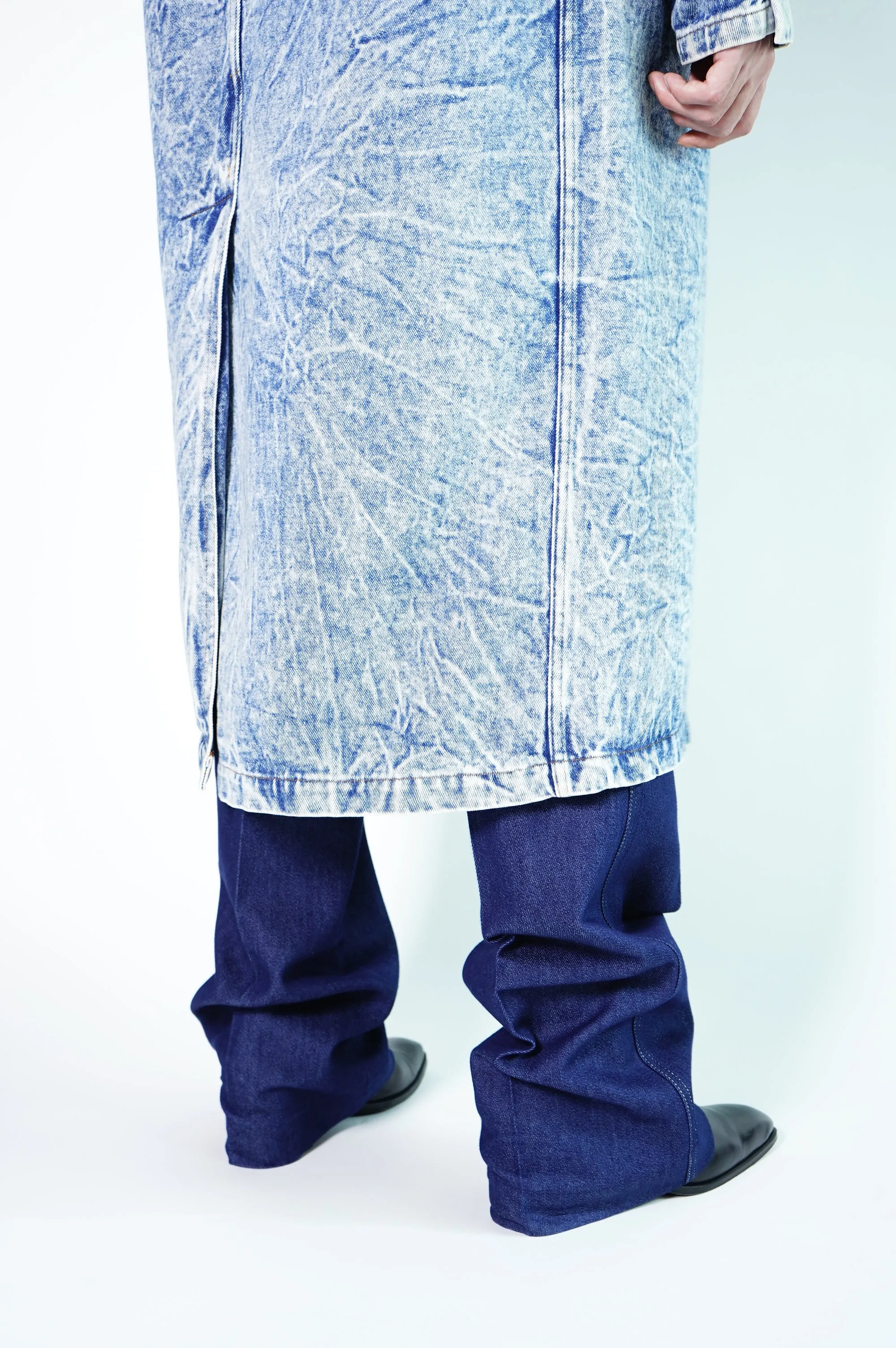 "ESSENTIALS by D.S.I." -Chemical Wash Denim Coat-